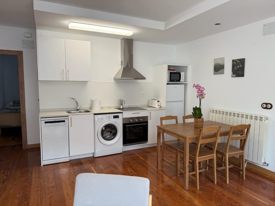 Kitchen or kitchenette, Dining area, dishwasher, oven, stove, toaster, washing machine