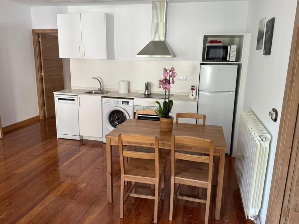 Kitchen or kitchenette, Dining area, dishwasher, oven, stove, toaster, washing machine