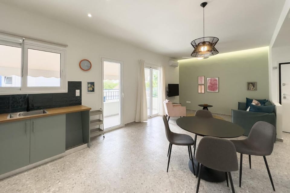 Kitchen or kitchenette, Living room, Seating area, Dining area