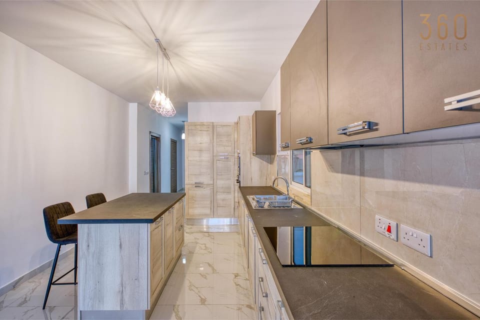 Kitchen or kitchenette, Dining area, minibar, oven, stove, wardrobe