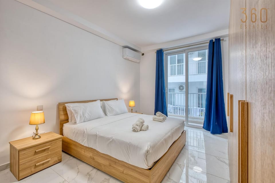 Photo of the whole room, Bedroom, towels, wardrobe, air conditioner