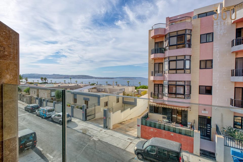 Property building, Day, Neighbourhood, City view, Sea view, Street view, Location