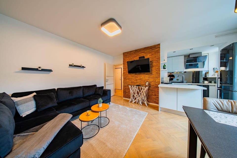 TV and multimedia, Kitchen or kitchenette, Living room, Seating area, Dining area, Family, heating, internet, stove