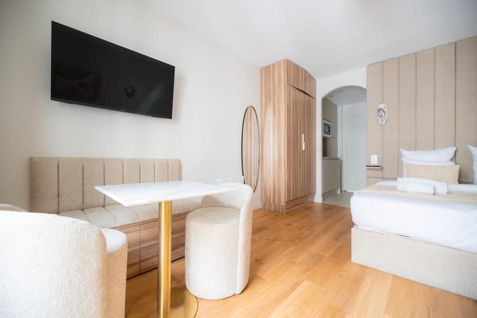 Communal lounge/ TV room, TV and multimedia, Photo of the whole room, wardrobe