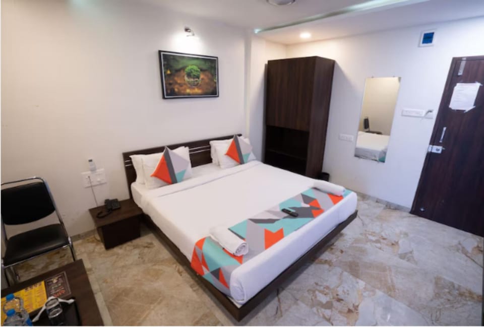 Bed, Photo of the whole room, Seating area