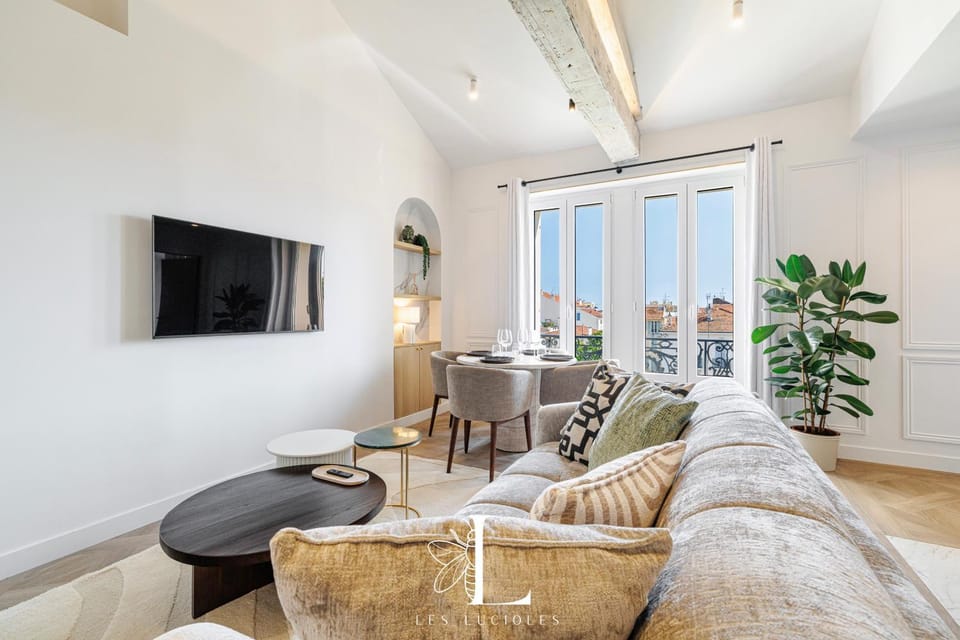 TV and multimedia, Living room, Dining area, City view