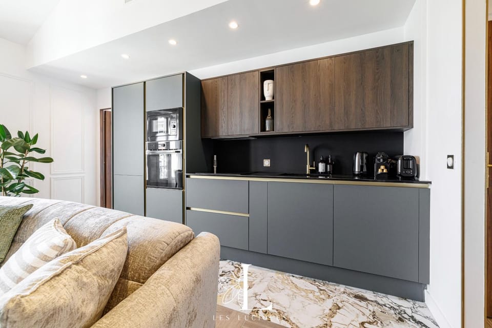 Coffee/tea facilities, Kitchen or kitchenette, stove