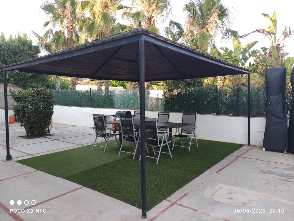 Patio, Day, Dining area