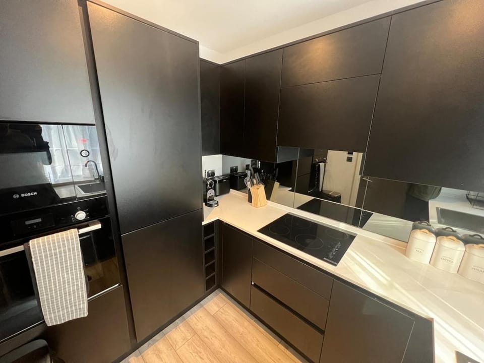 Luxury 4BR Home with Hot Tub, Sleep 8, Free Parking, Garden House in London Borough of Croydon