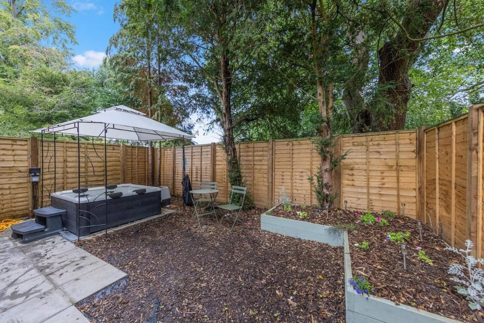 Luxury 4BR Home with Hot Tub, Sleep 8, Free Parking, Garden House in London Borough of Croydon