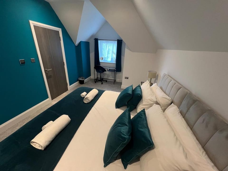 Luxury 4BR Home with Hot Tub, Sleep 8, Free Parking, Garden House in London Borough of Croydon