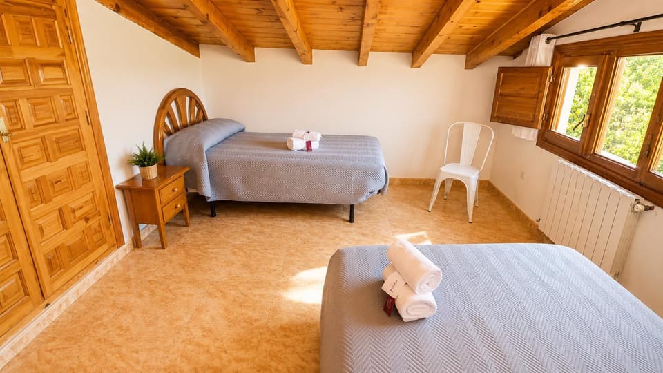 Photo of the whole room, towels