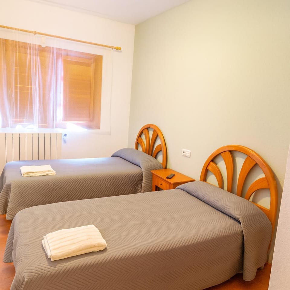 Bed, Photo of the whole room, Bedroom, internet, towels