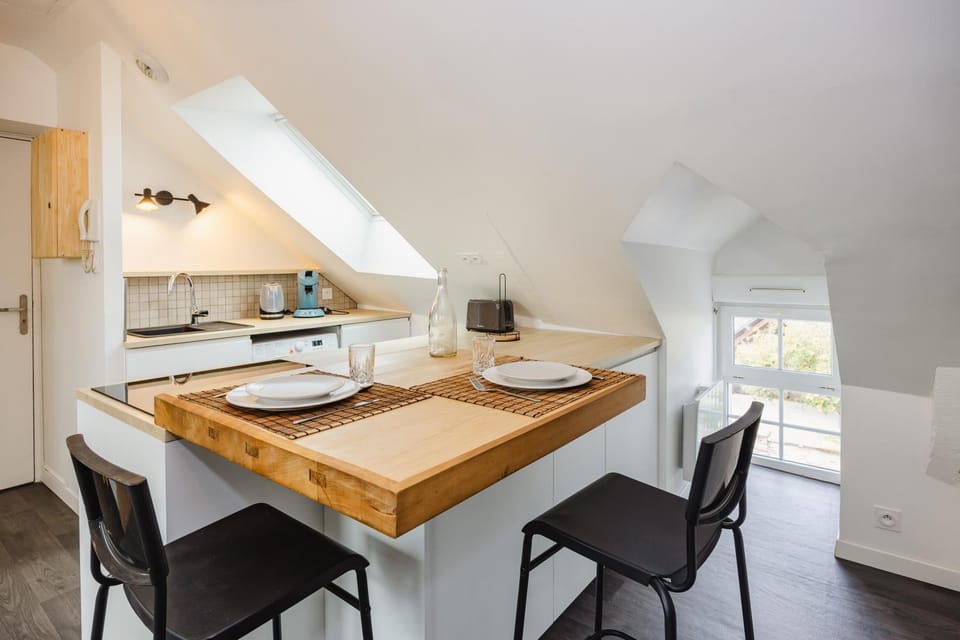 Kitchen or kitchenette, Dining area