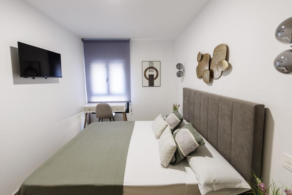 Bed, TV and multimedia, Bedroom