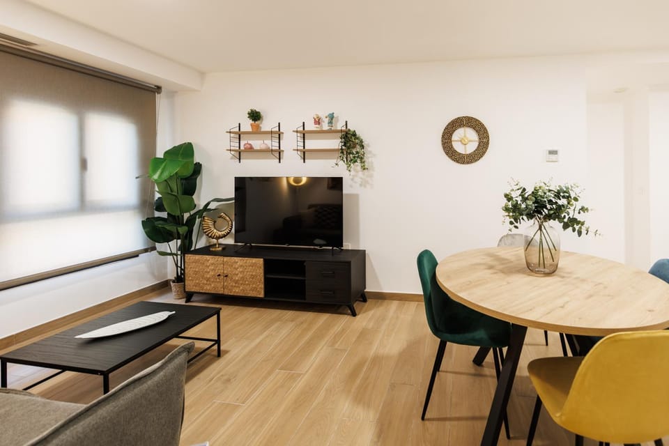 Communal lounge/ TV room, TV and multimedia, Living room, Seating area, Dining area