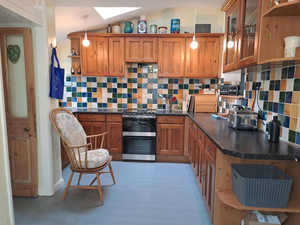 Coffee/tea facilities, Kitchen or kitchenette, dishwasher, microwave, oven, pet friendly, stove, toaster