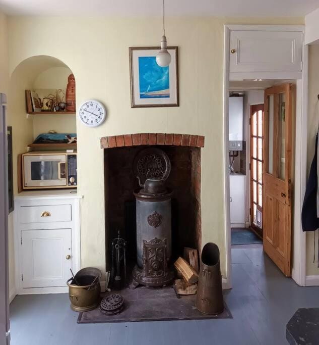 Property building, Kitchen or kitchenette, fireplace, microwave