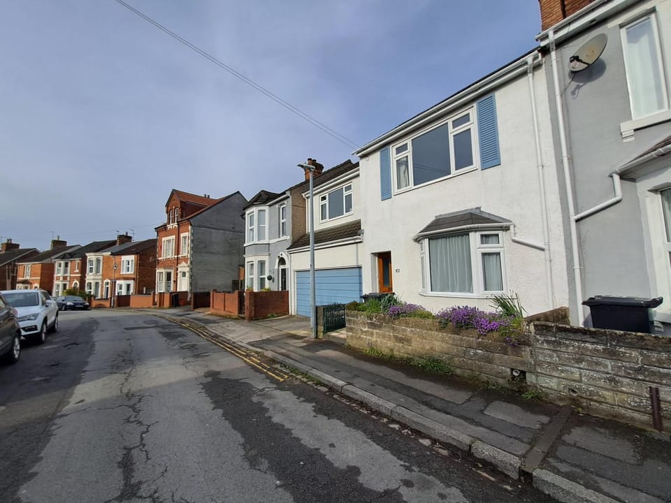 Property building, Day, Neighbourhood, Street view, Location, Parking