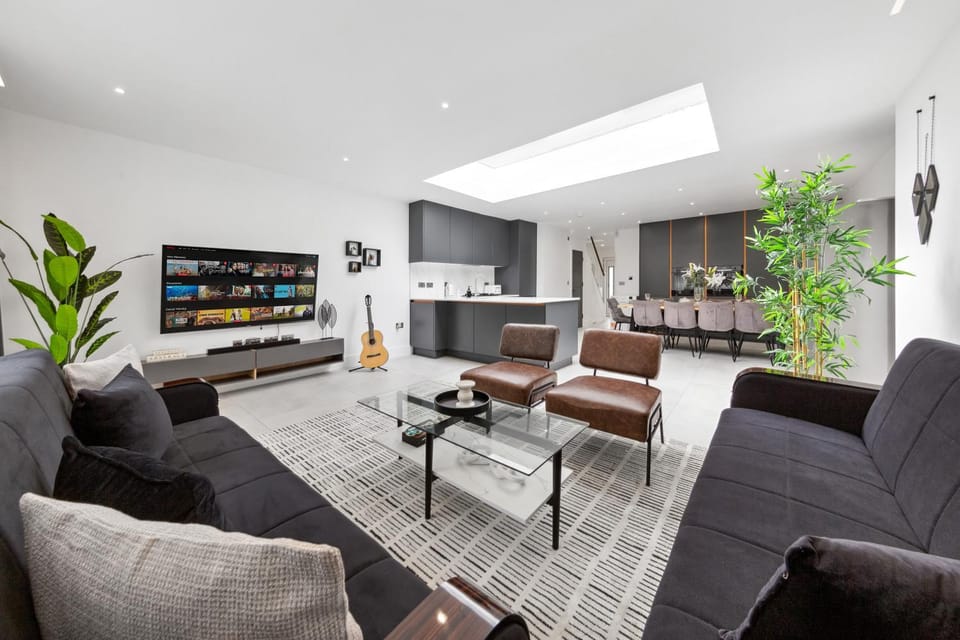 Communal lounge/ TV room, TV and multimedia, Kitchen or kitchenette, Living room, Seating area, Evening entertainment