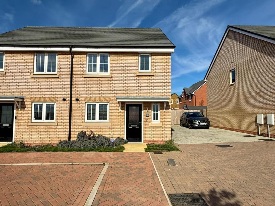 NEW Build Parking Wifi Contractors House in Wellingborough