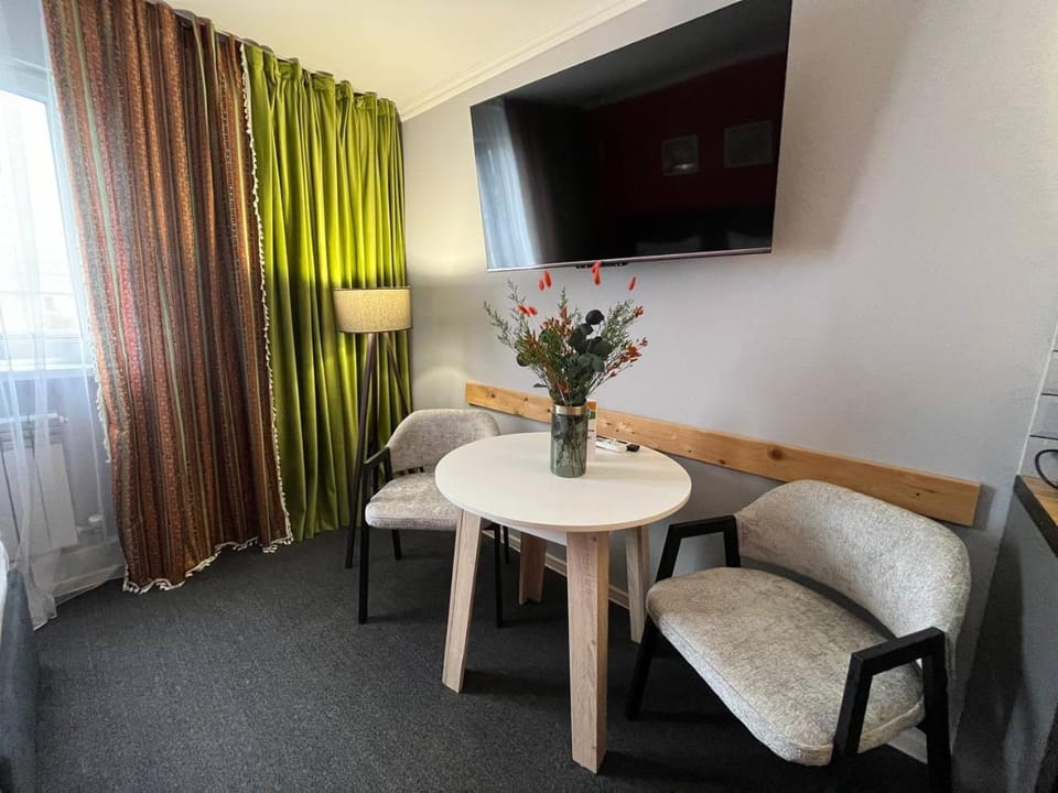 Communal lounge/ TV room, TV and multimedia, Seating area