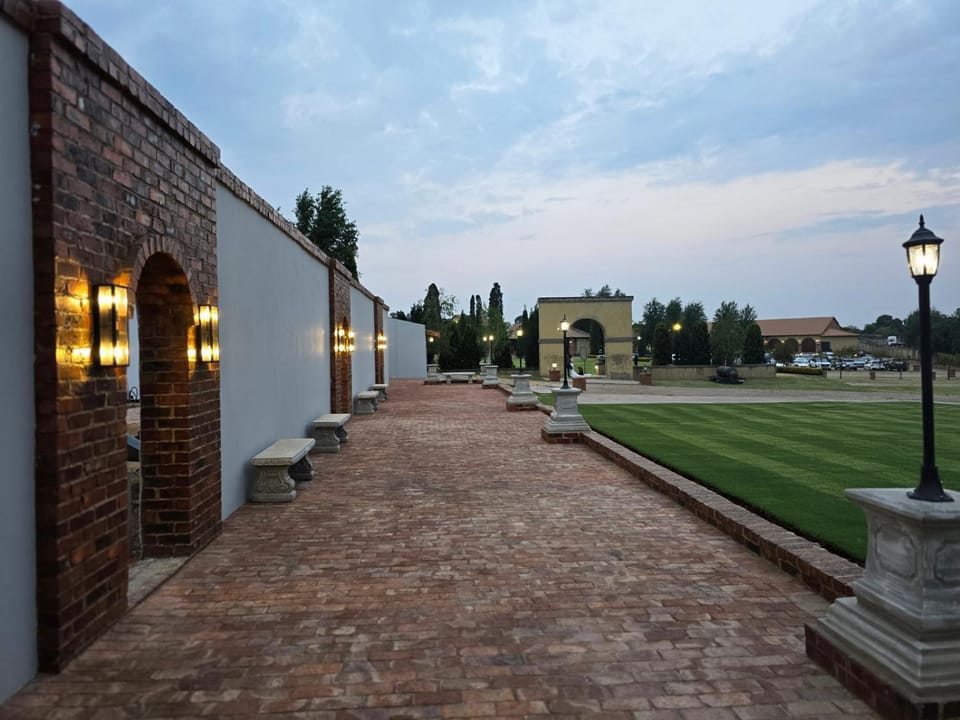 Property building, Facade/entrance, Landmark view