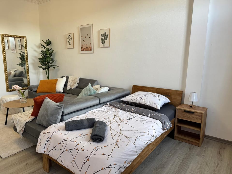 Bed, Living room, Photo of the whole room, Seating area, Bedroom