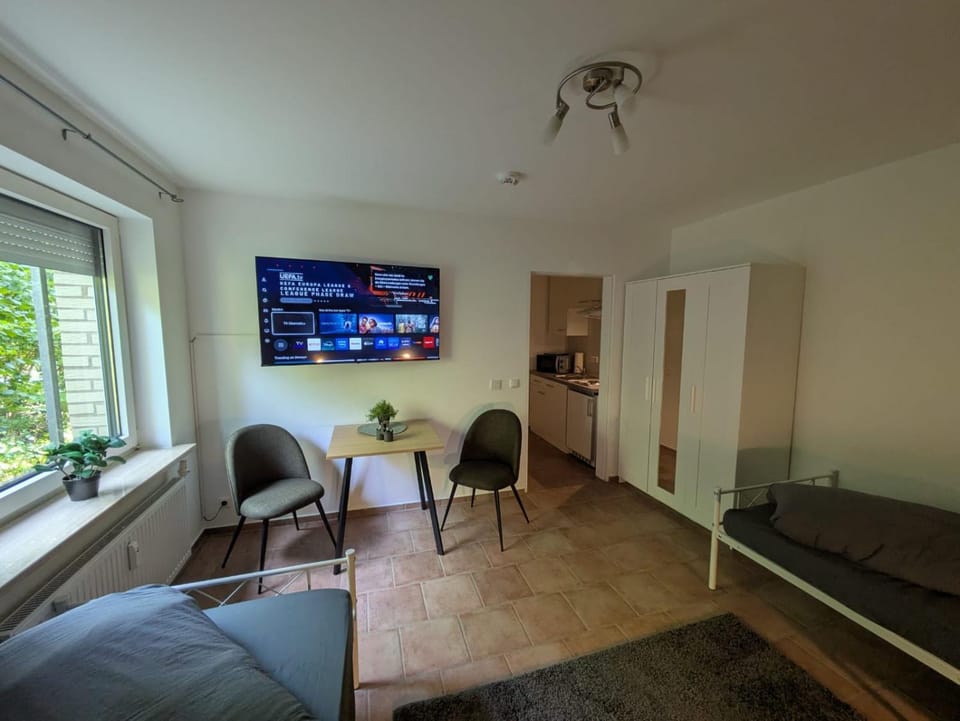 Communal lounge/ TV room, Bed, TV and multimedia, Living room, Photo of the whole room, Seating area, Dining area, Bedroom