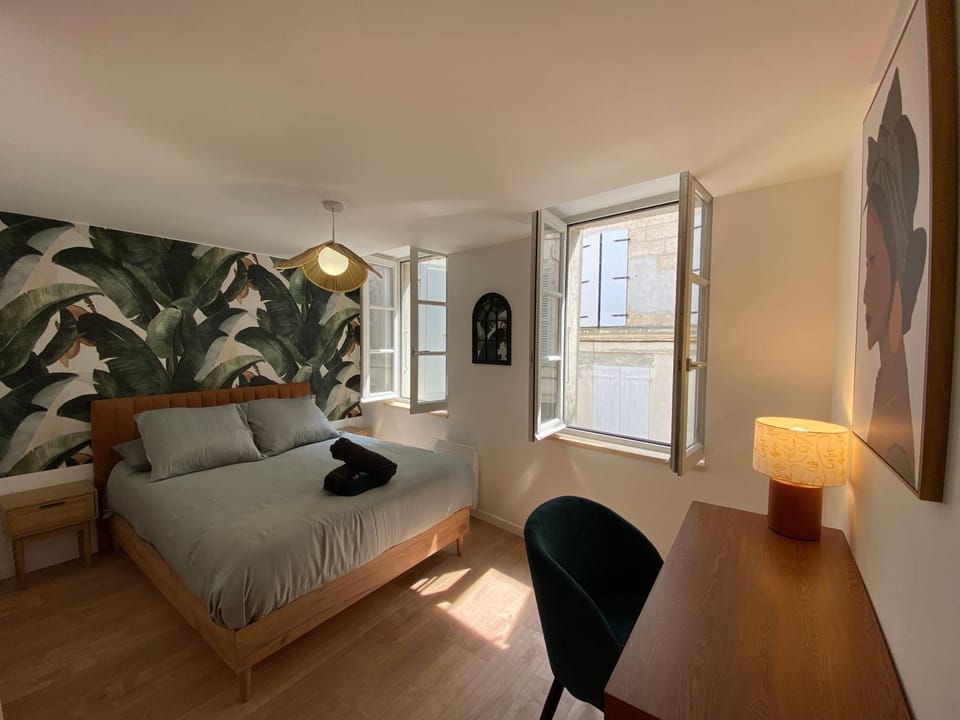 Bed, Photo of the whole room, Seating area, Bedroom