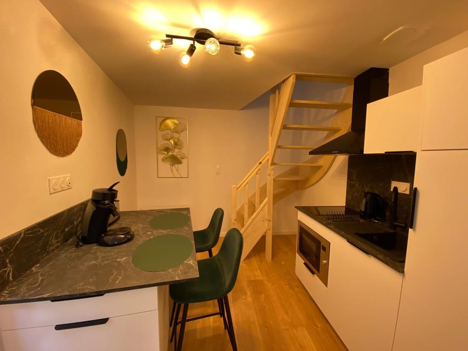 Coffee/tea facilities, Kitchen or kitchenette, Dining area