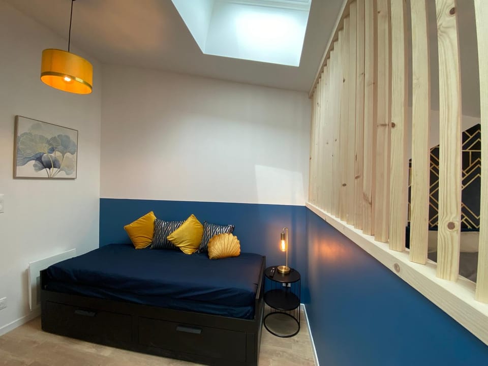Bed, Living room