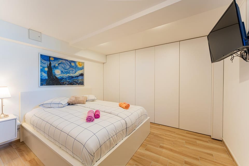Bed, TV and multimedia, Bedroom, towels, wardrobe