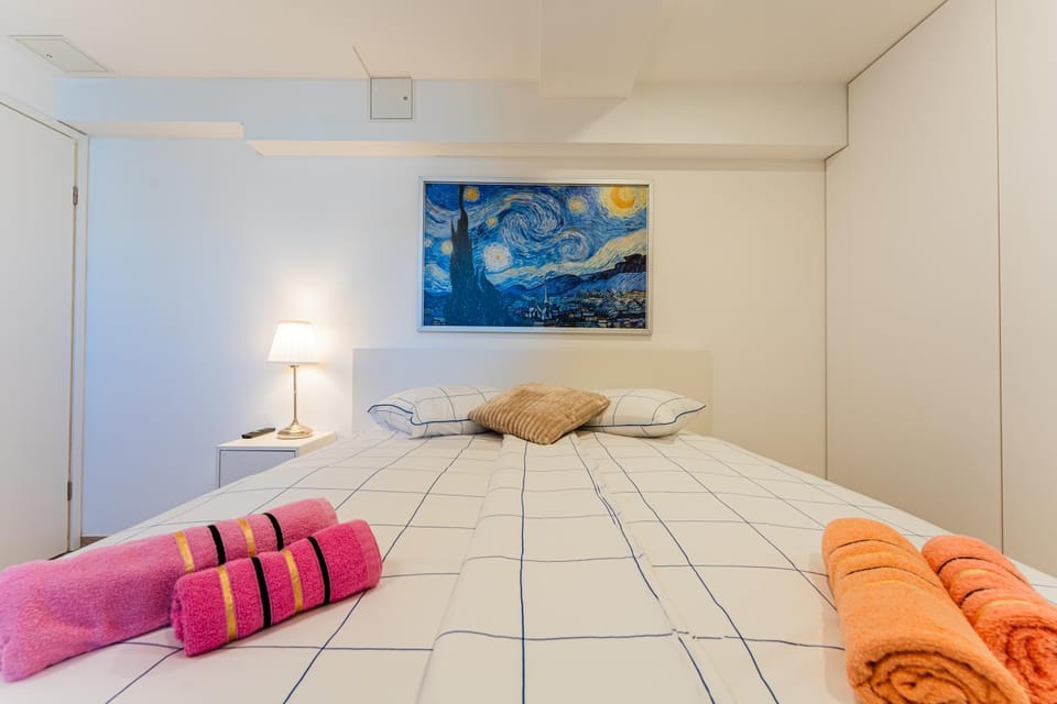 Bed, Photo of the whole room, Decorative detail, Bedroom, towels