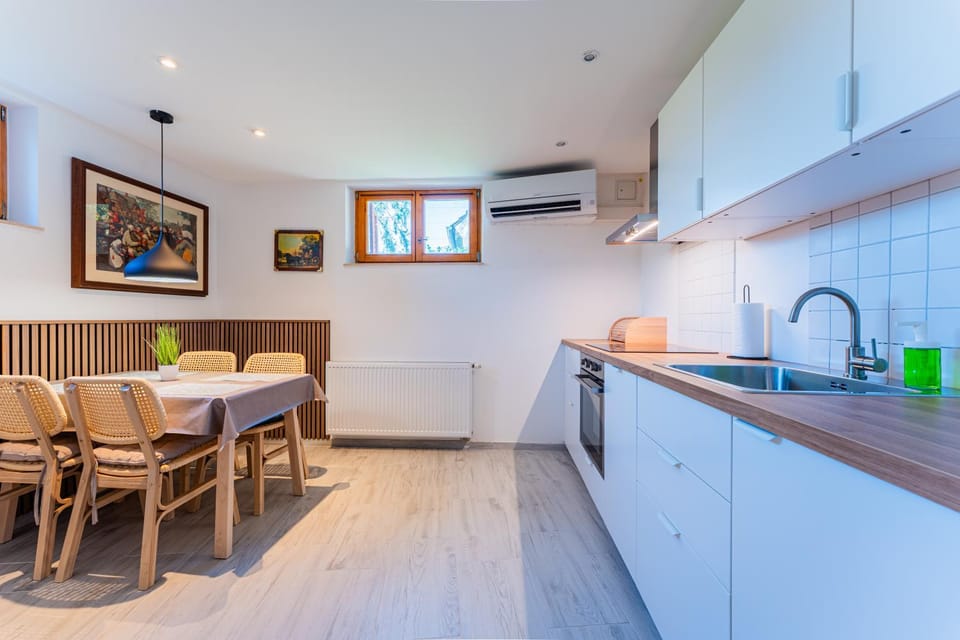 Kitchen or kitchenette, Seating area, Dining area, stove, kitchen