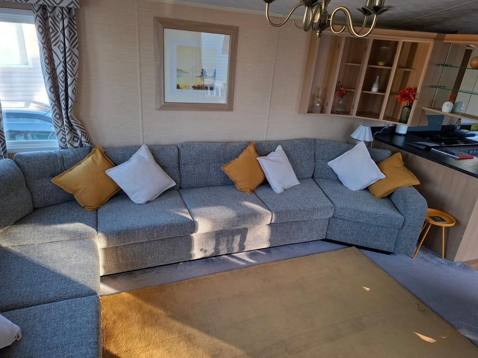Caravan with hot tub at Tattershall lakes House in Tattershall