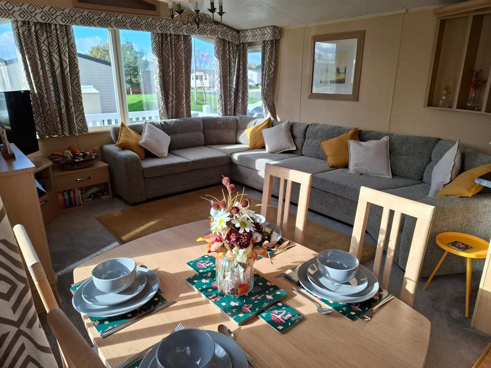 Caravan with hot tub at Tattershall lakes House in Tattershall
