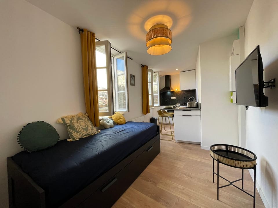TV and multimedia, Living room, Seating area, Dining area, stove, kitchen