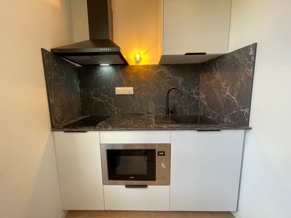microwave, stove, kitchen