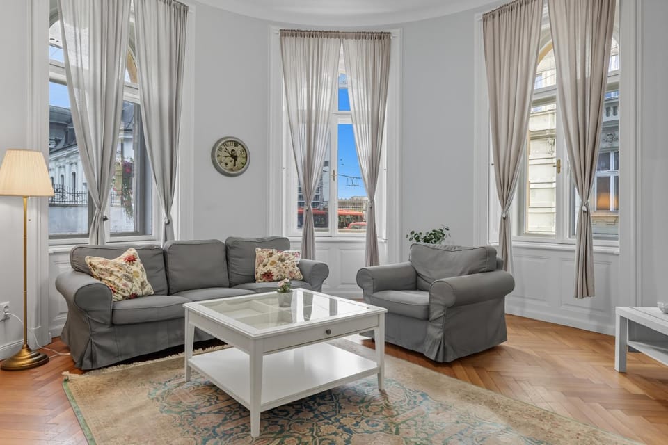 Living room, Seating area