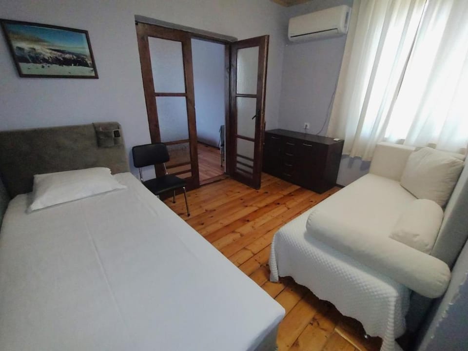 Къща за гости При Комина - Guest House By the Chimney House in Gabrovo, Bulgaria