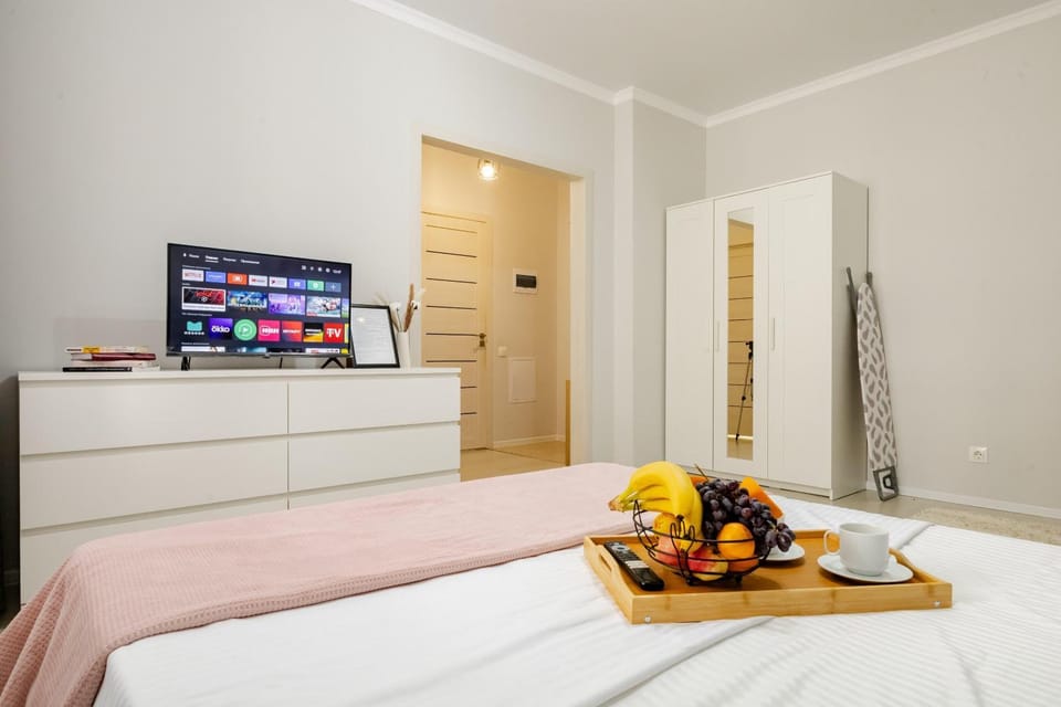 Bed, TV and multimedia, Kitchen or kitchenette, Food and drinks, Photo of the whole room, Bedroom, Food, Breakfast, Drinks, minibar, towels