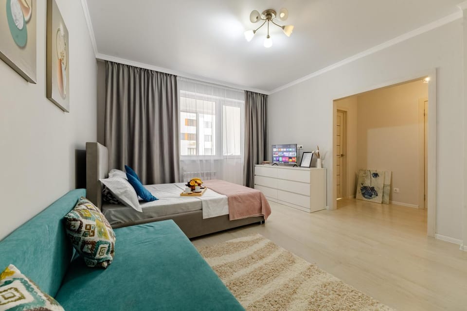 Bed, TV and multimedia, Living room, Photo of the whole room, Seating area, Bedroom