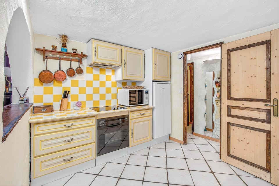 Kitchen or kitchenette, Living room