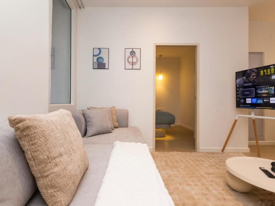 2 Bedrooms for 4 Guests with Kitchen at Heart of Sathorn Apartment in Bangkok