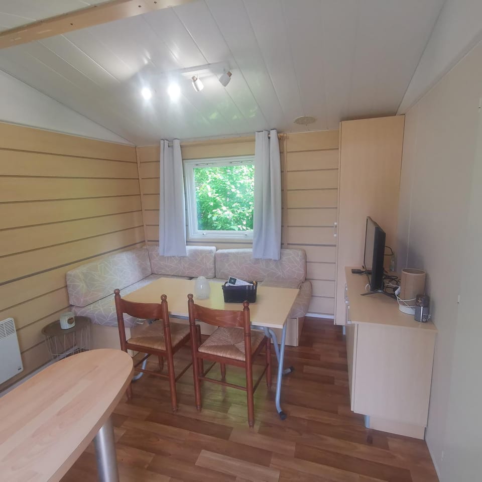 Paris Eure gestion - Mobilhome 2 chambres 5 personnes au calme Campground/ 
RV Resort in Centre-Val de Loire