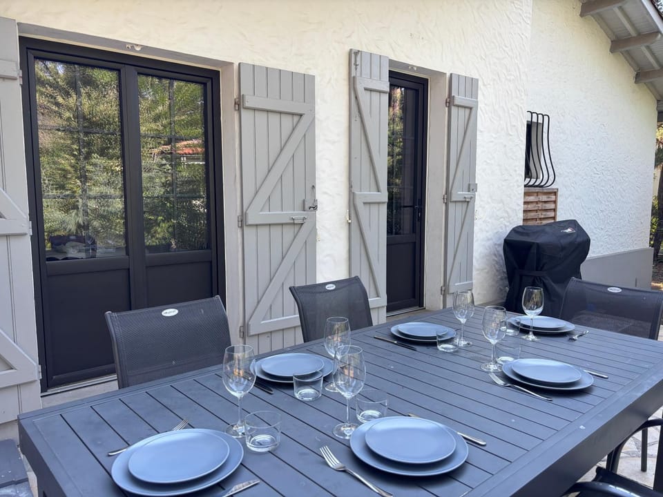 Patio, Day, Dining area