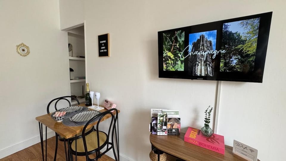 Communal lounge/ TV room, Dining area