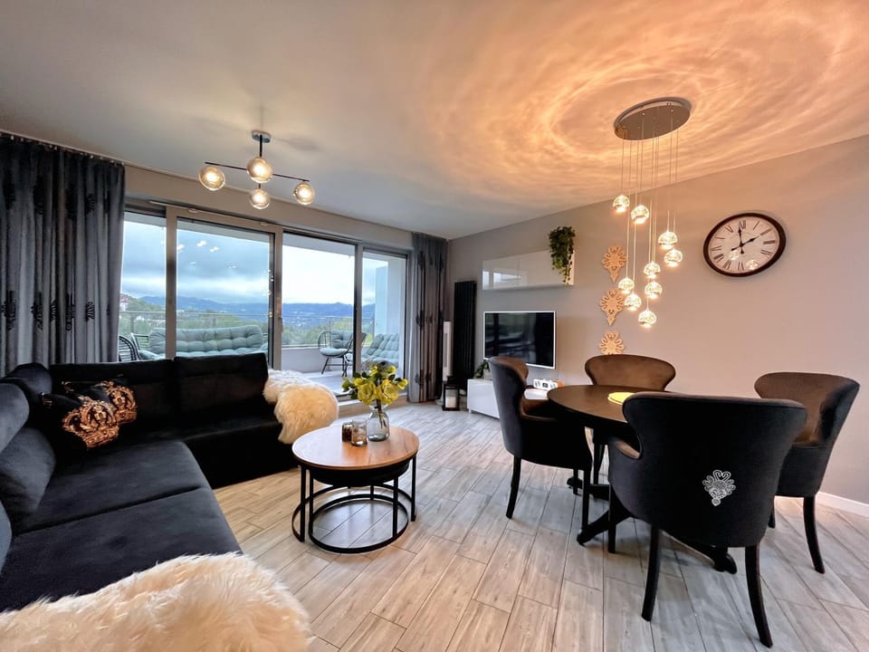 TV and multimedia, Living room, Seating area, Dining area, Mountain view