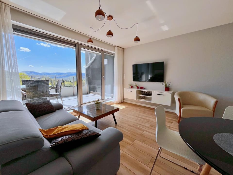 TV and multimedia, Living room, Seating area, Mountain view